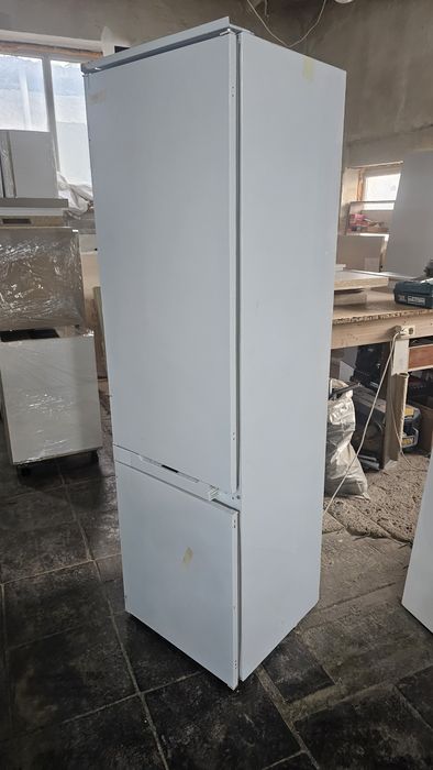 Встраеваемый холодильник Ariston Hotpoint