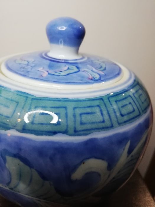 Ръчно рисуван, порцеланов съд с капаче.