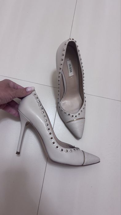 Обувки с токчета Guess