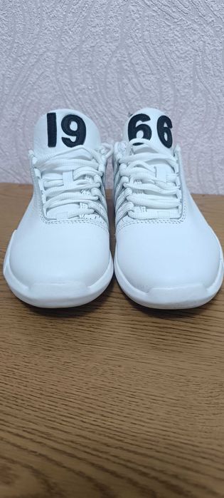 Кроссовки бренд KSwiss женские новые размер 37