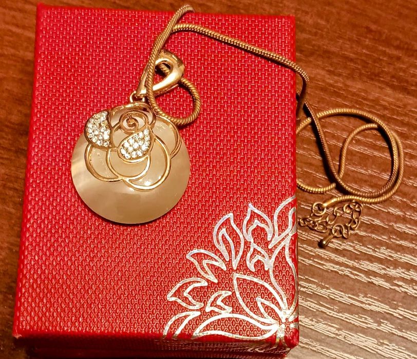 Златисто.  колие