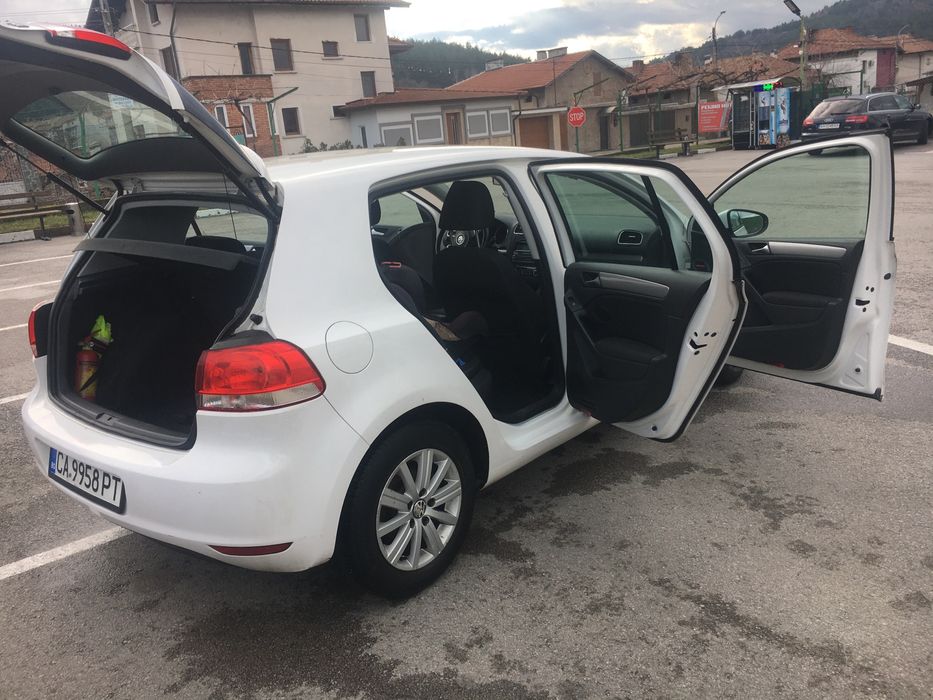 Продавам лека кола в идеално състояние .Бяла на цвят.Колата е хечбег