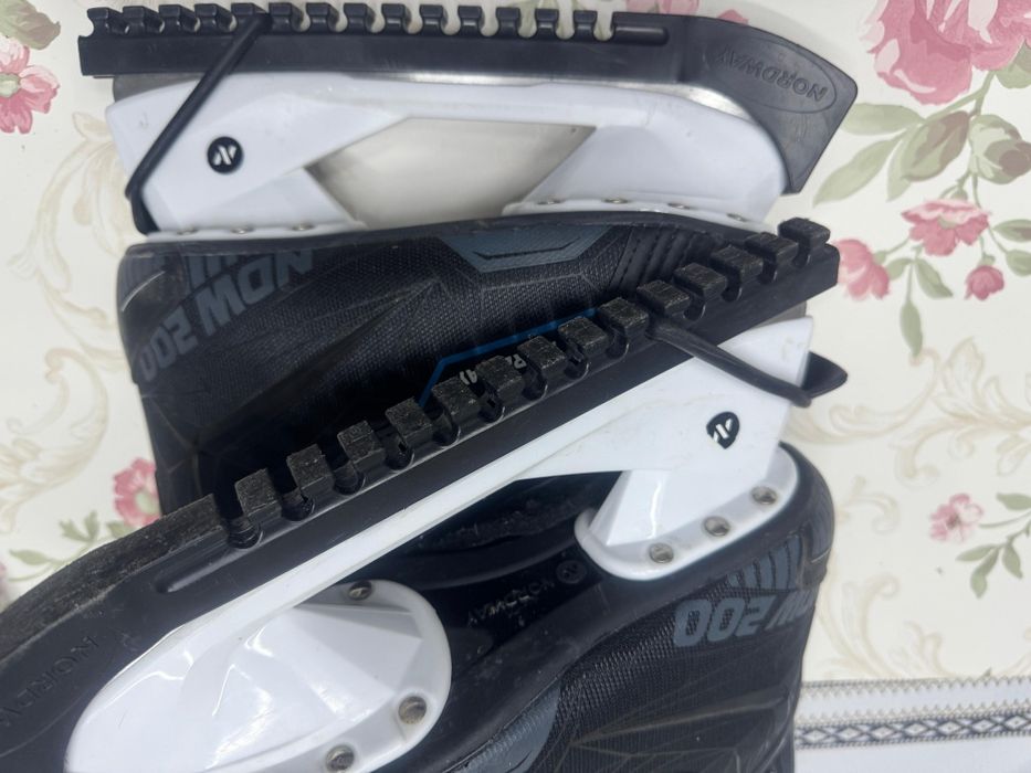 Продам коньки хоккейные