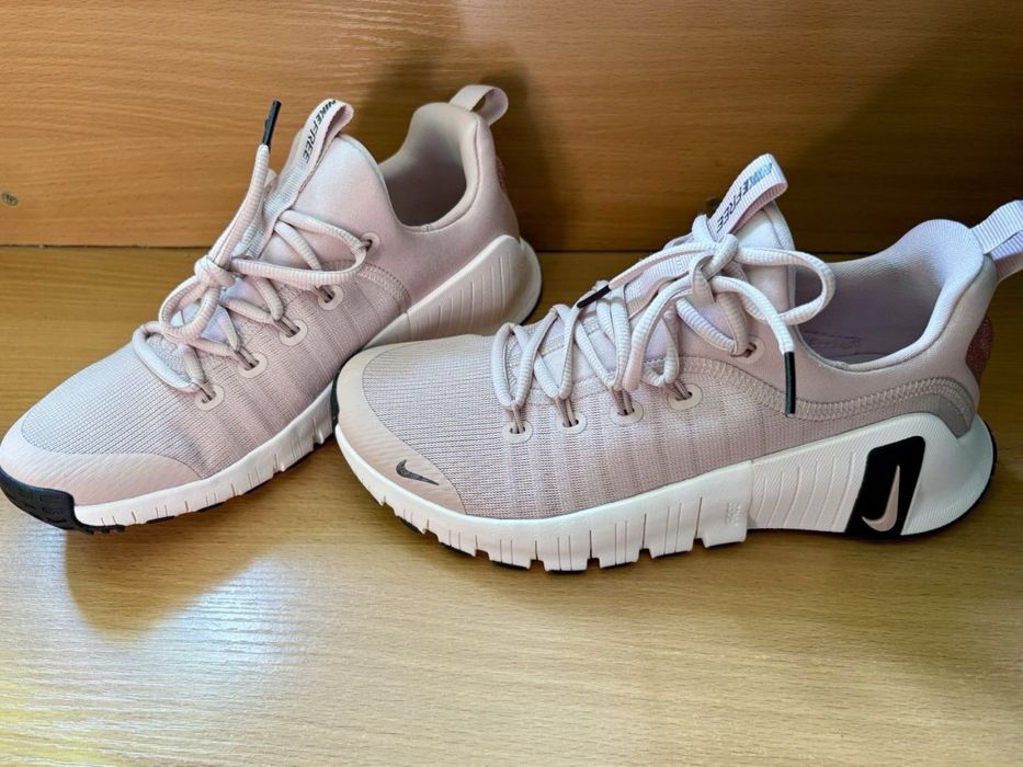 Женские кроссовки  NIKE ОРИГИНАЛ  39 размер