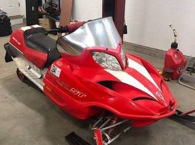 Продам снегоход Arctic cat