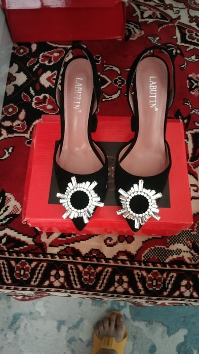 Продается  черный  босаночки