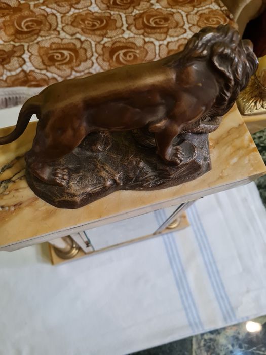 Vand ceas de semineu din marmura cu statuie de bronz