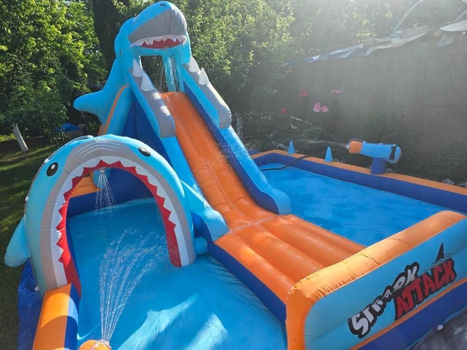 Vând tobogan gonflabil/ piscina gonflabila rechin. Toboganul a fost cumpărat in vara anului trecut si a fost folosit doar o singura data. Se poate f