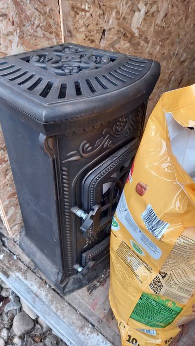 Vând sobă fontă pe lemne, tip șemineu, cu plită de gătit, Verdo Patyne