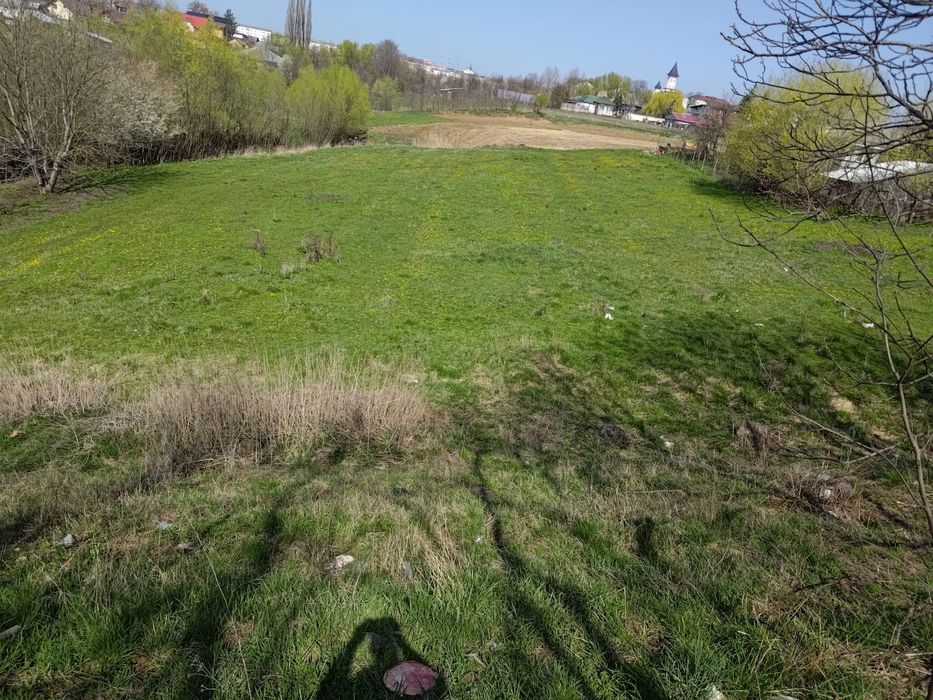 Vand teren cu iesire la doua strazi aproape de centru