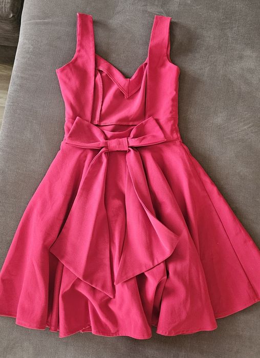 Червена рокля с панделка и изрязан гръб