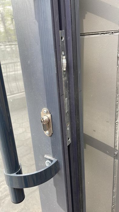 Двери входные новые