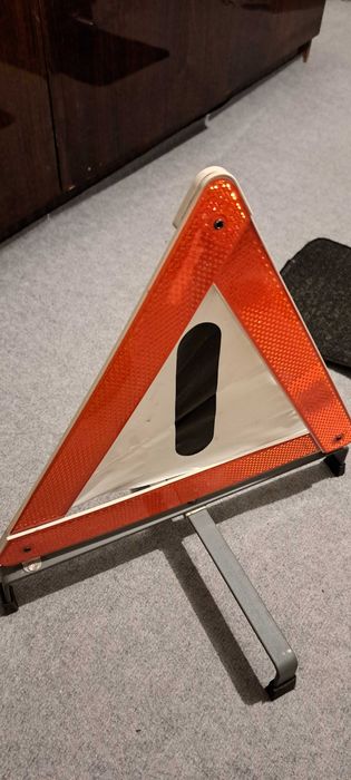 Авариен светлоотразителен триъгълник