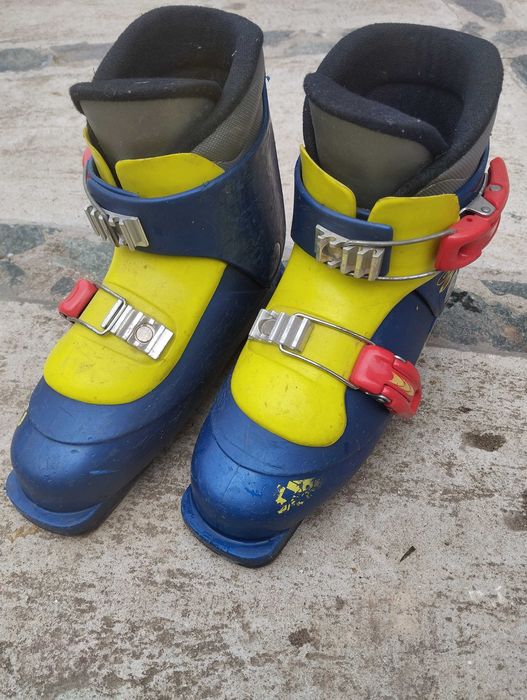 Детски ски и обувки и щеки