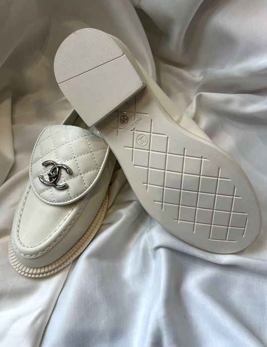 Бели кожени мокасини c*h*a*n*e*l