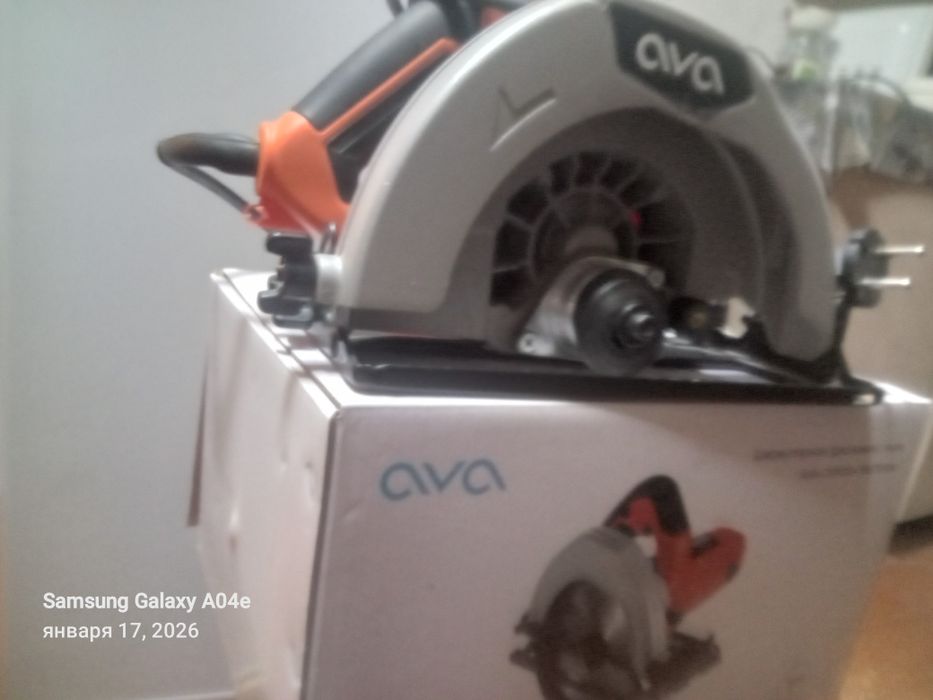 Пчелка по дереву