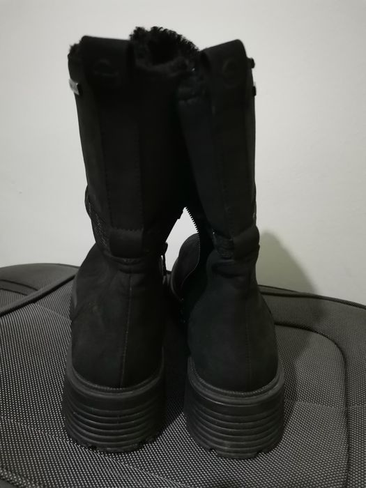 Cizme de piele intoarsa si imblanite.