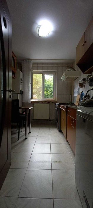 Proprietar vinde apartament cu 2 camere decomandate, etaj 1 din 4, str Banca Natională, BC, 51 mp, an 1974