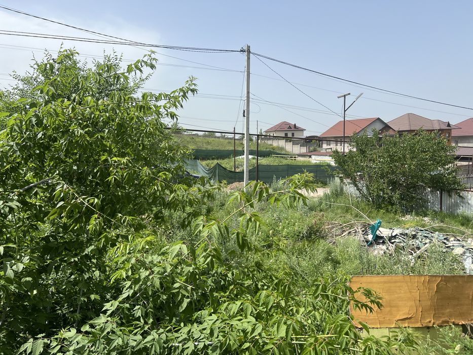 Продам участок  с не достроенным домом
