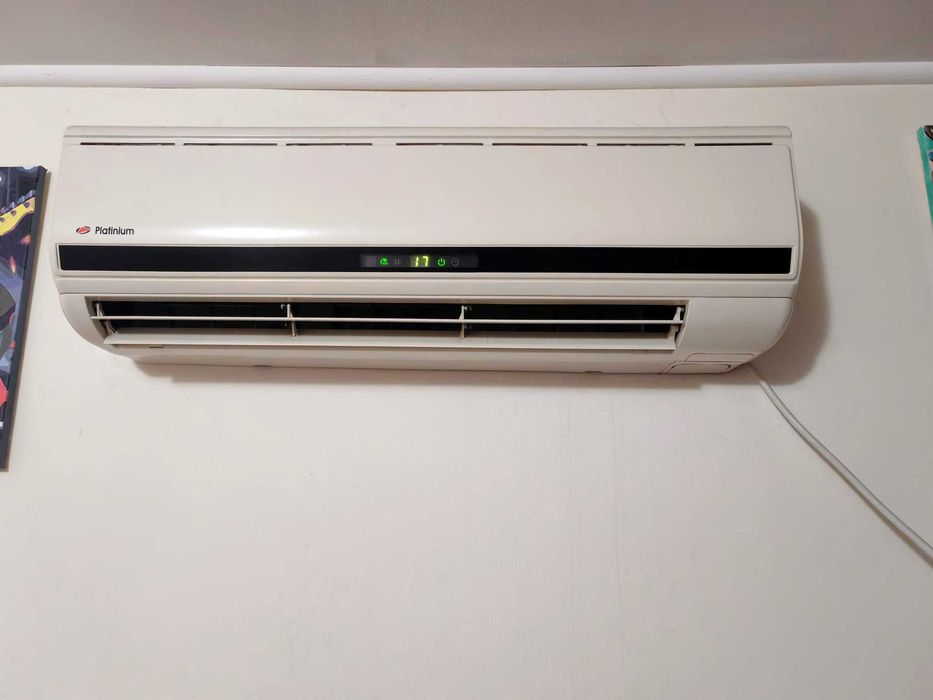 Aer condiționat 12000 BTU funcțional + telecomandă (complet)
