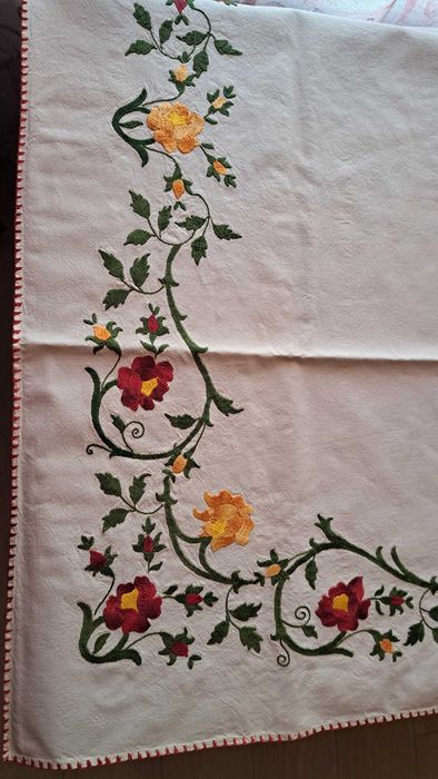 Покривка с бродерия.