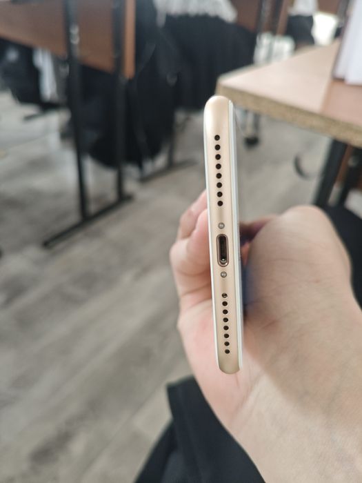 продам iPhone 7+