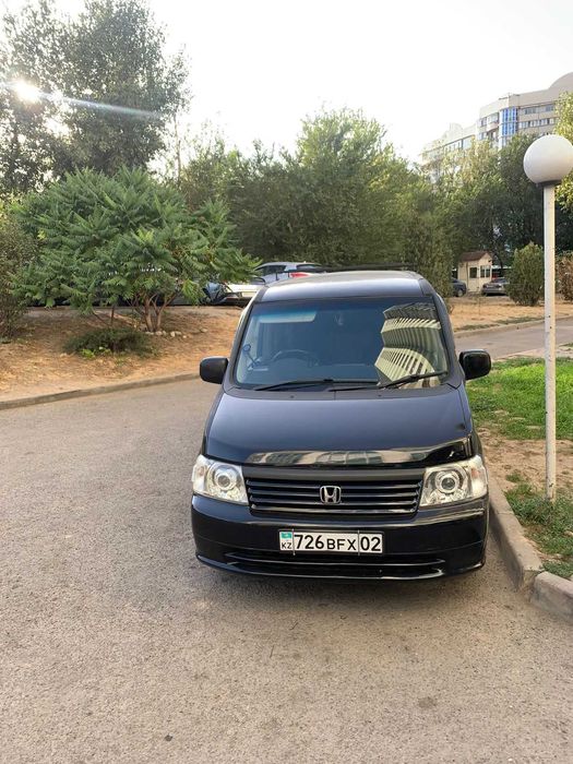 Автомобиль Honda Stepwgn RF3 минивен на 8 мест передний привод