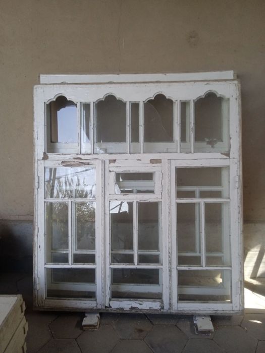 Eshik derezalar sotiladi