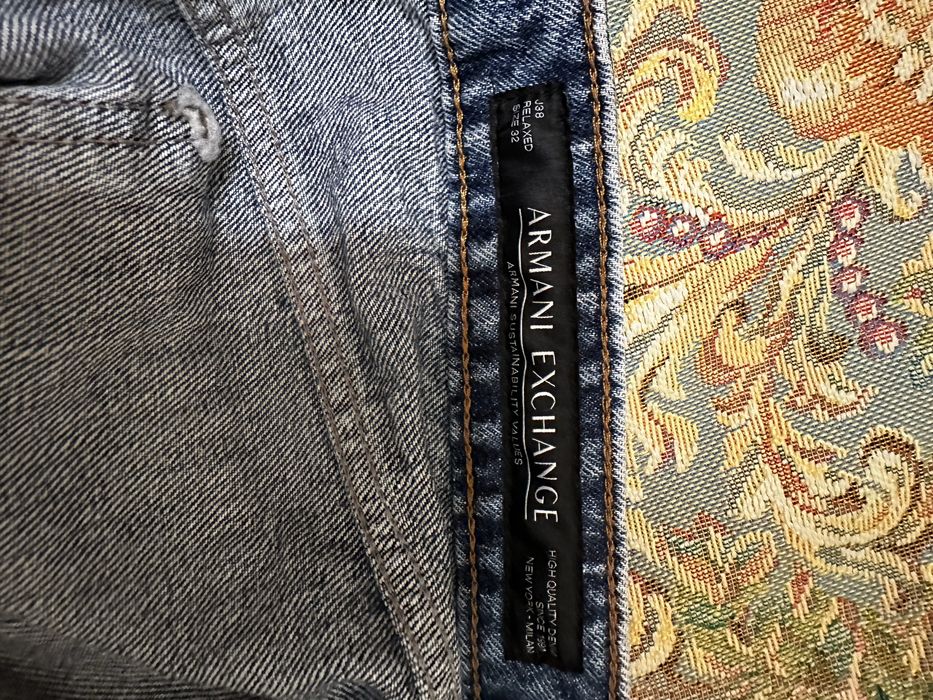 Джинсы Armani Exchange.