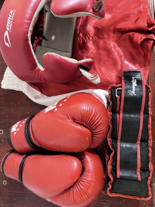 Боксерская перчатка, шлем, шорты