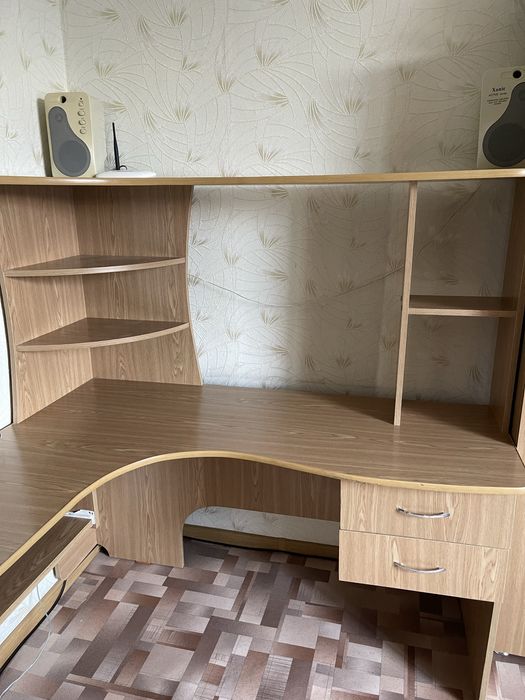 Угловой компьютерный стол