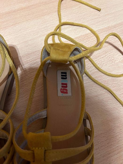 Велурени сандали с връзки MTNG