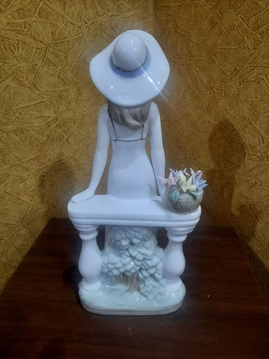 Большая, Фарфоровая статуэтка "Девушка на балконе". В отличном состоян