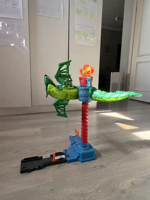Hot Wheels «Воздушная атака дракона-робота»