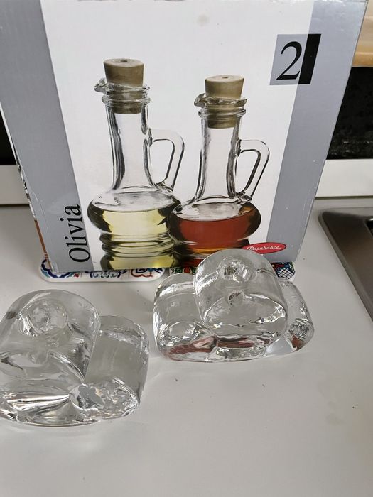 Olivieră cu vase din sticlǎ