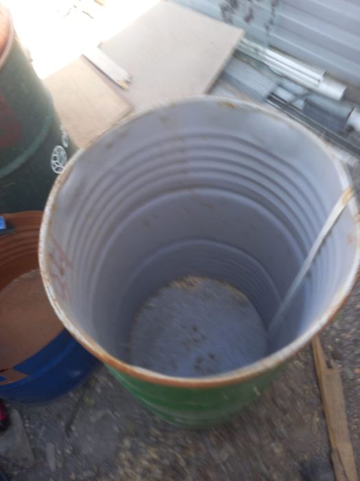 Продам бочки 180л 60л