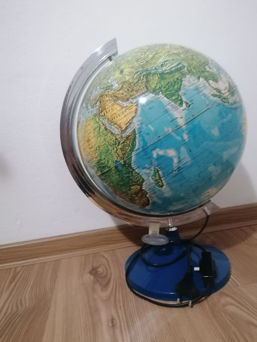 Glob pământesc iluminat cu piedestal și meridian