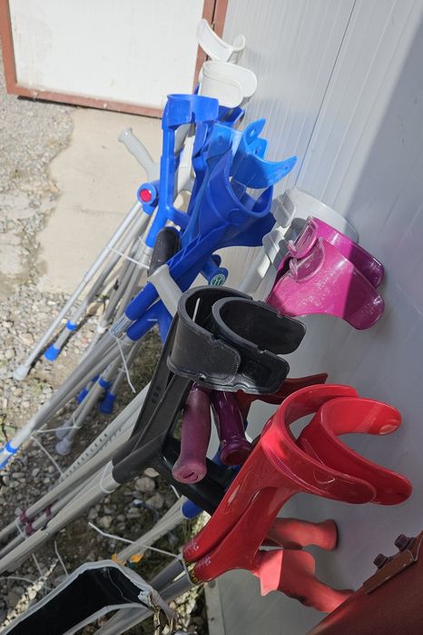 Cârje aluminiu reglabile pe înalțime