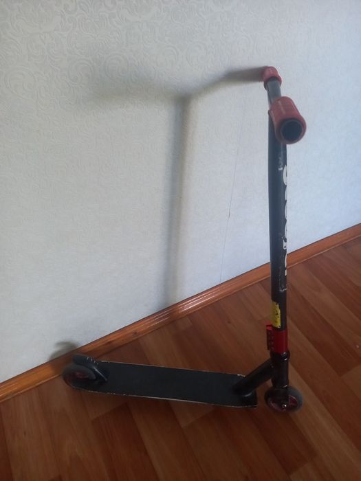 Велосипед scooter чёрно-красного цвета трюковой самокат