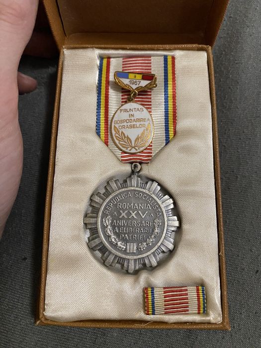 Vând insigne de merit rsr