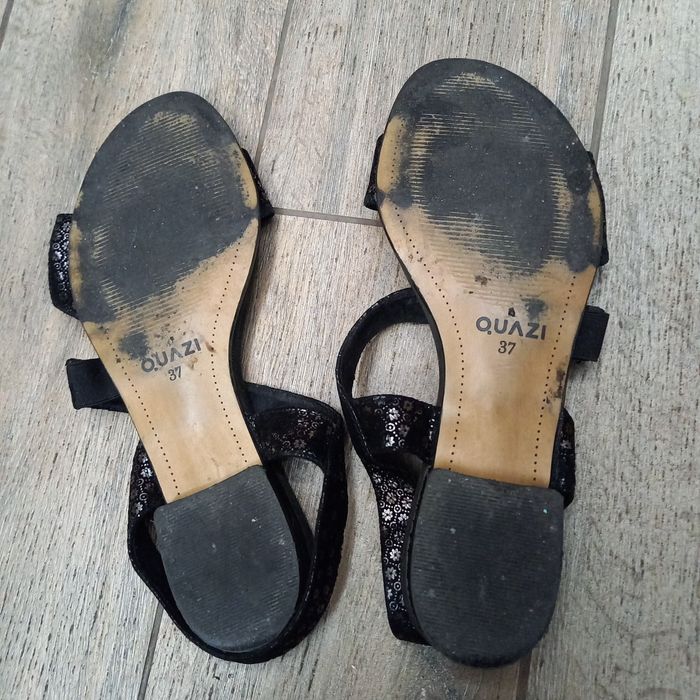 Sandale negre cu floricele
