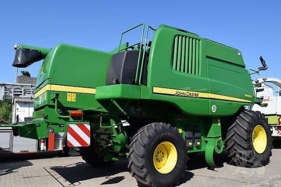 Комбайн John Deere W650.