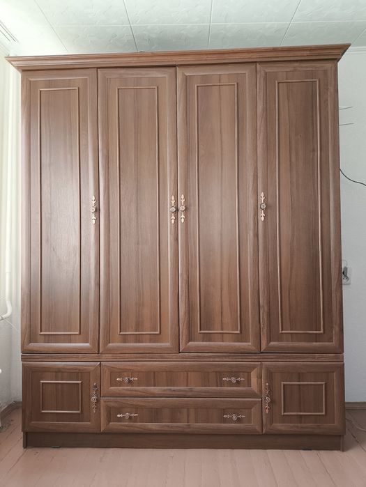 Шкаф четыре двери, состояние новое,собирался один раз.