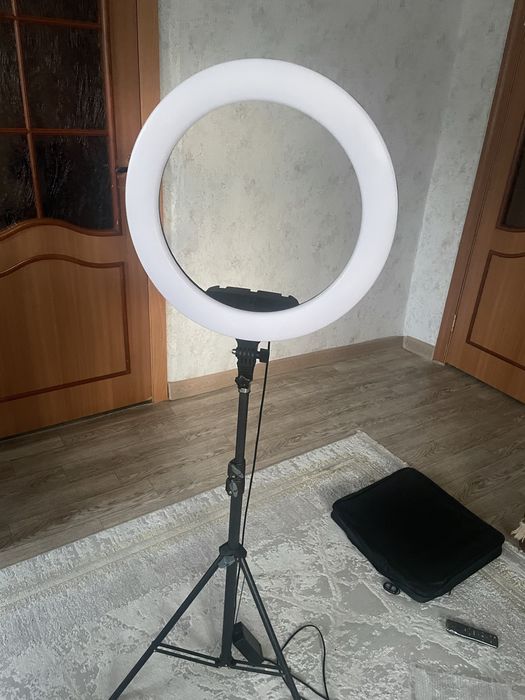 Продаю кольцевую лампу