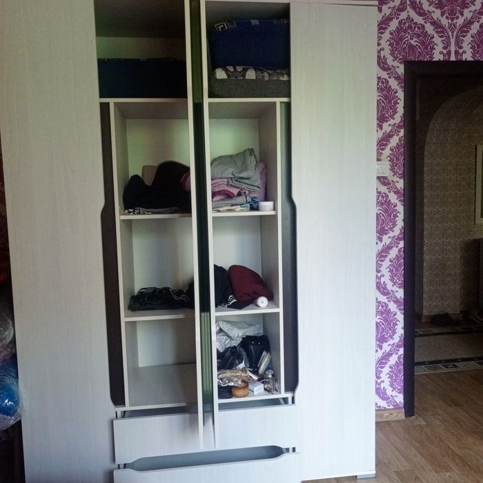 Продам шифоньер и комод с зеркалом