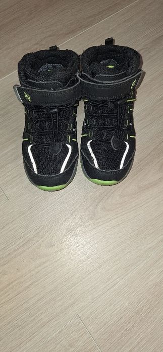 Umbro детски непромукаеми маратонки 31 номер.