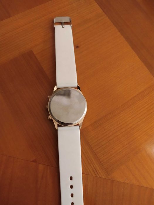 Кварцевые часы, белые