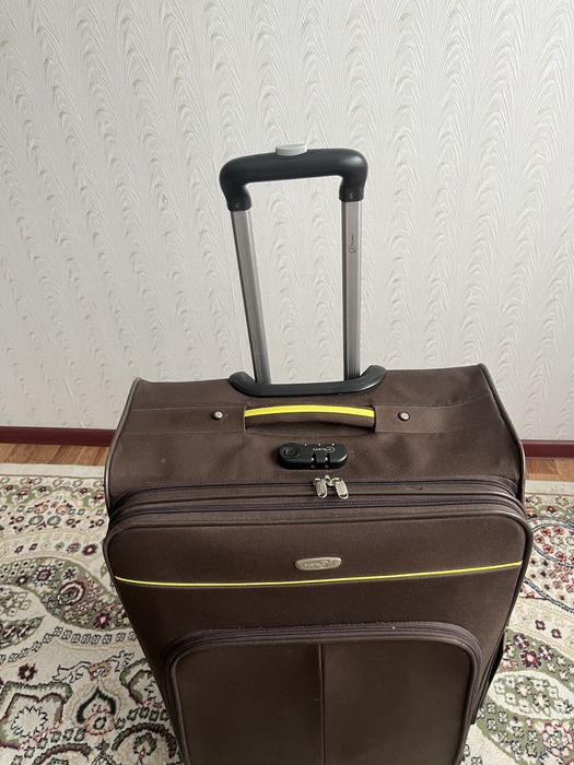 Чемодан прочный дорожный