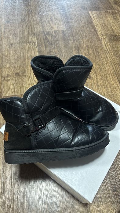 Продам женские угги 38