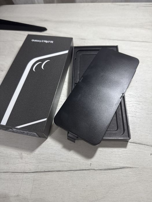 Samsung Z Flip 7 Fe 128Gb ca Nou 4 Incarcari
